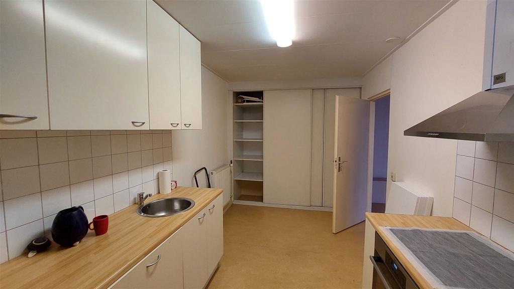 In de verwarmde keuken staat ook nog een kast met drie schuifdeuren. Kast is 70 cm diep, dus veel kastruimte. Marmoleum op de vloer.