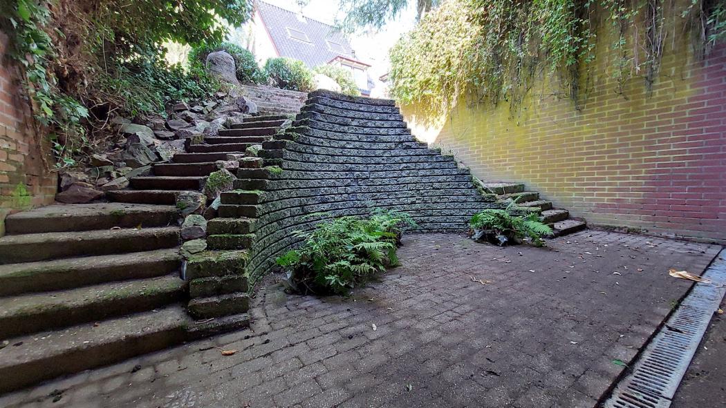 Het eigen tuintje / terras bij de benedenwoning. 